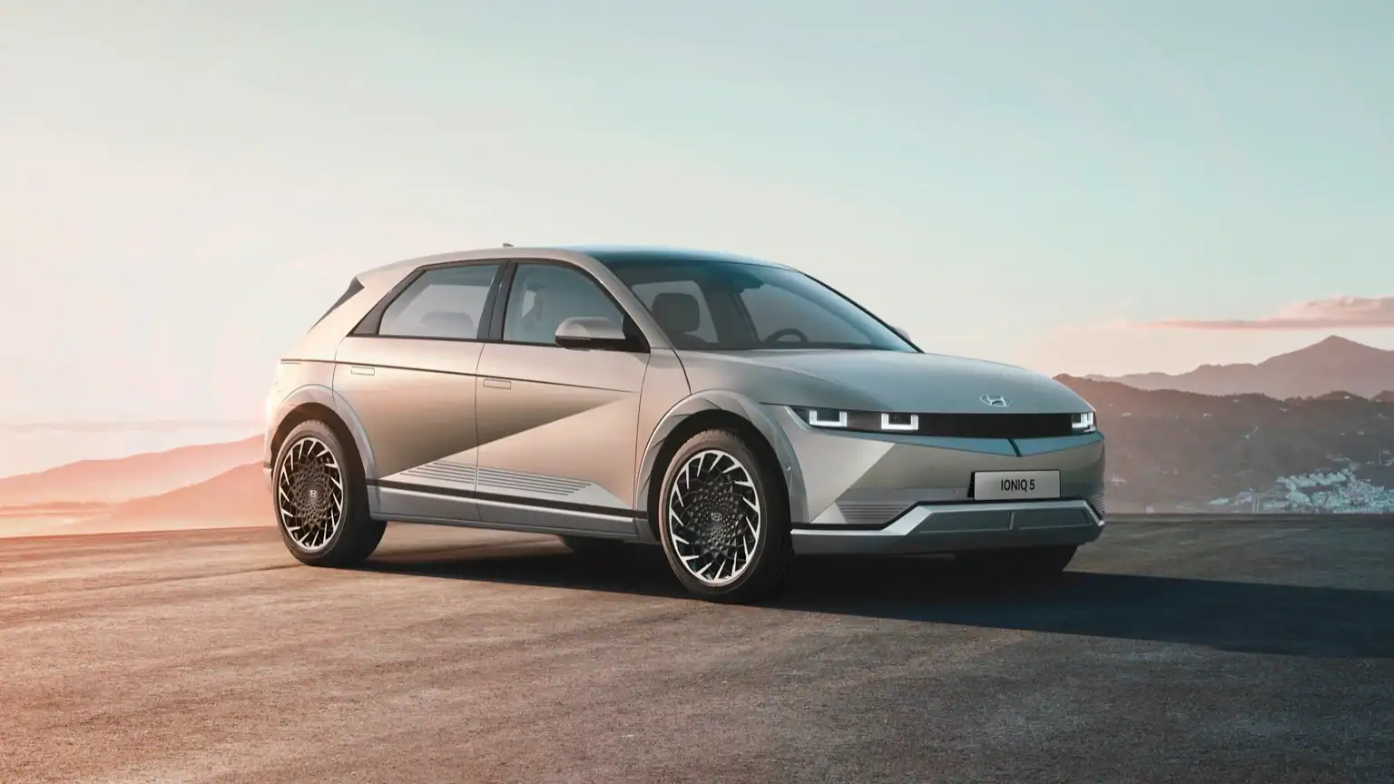 Hyundai Ioniq 5 otthoni töltése Rheidon fali töltővel Hyundai Ioniq 5 otthoni töltése 11 kW-os Rheidon Type 2 fali töltővel a garázsban
